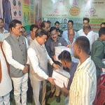 राज्योत्सव में स्वास्थ्य विभाग के स्टॉल में मंत्री श्री देवांगन के द्वारा 05 टीबी मरीजों को दिया गया फूड बास्केट