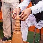 मुख्यमंत्री श्री साय ने कुम्हार के चाक पर गढ़ा दीया, पारंपरिक शिल्पकारों से किया आत्मीय संवाद