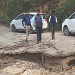 कलेक्टर ने रुकवाया अपना वाहन, क्षतिग्रस्त सड़क देखकर दिए तत्काल मरम्मत के निर्देश