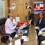 राज्यपाल ने कोसा वस्त्रों के नवाचार और बुनकरों के आर्थिक सशक्तिकरण पर दिया जोर