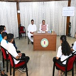 मुख्यमंत्री निवास में टॉपर्स से संवाद : संघर्ष, शिक्षा, स्वास्थ्य और सपनों पर हुई खुलकर चर्चा
