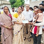 महापौर श्रीमती राजपूत ने दादरखुर्द में पीड़ित परिवार को बधाया ढाढस, दिया 01 लाख रू. की अनुग्रह राशि