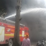 कोल पिच आग : नगर सेना, अग्निशमन एवं विभिन्न औद्योगिक इकाइयों की संयुक्त कार्रवाई से टली बड़ी दुर्घटना