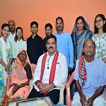 तीन बहनों ने एक साथ पास की नीट परीक्षा, उप मुख्यमंत्री श्री विजय शर्मा ने घर पहुंचकर दी बधाई