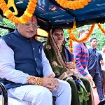 बहनों ने मुख्यमंत्री की कलाई पर बांधी राखी, मुख्यमंत्री ने साड़ी और मिठाई भेंट कर दी रक्षाबंधन की शुभकामनाएं