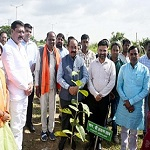 कोरबा के प्रथम पीपल-वट उद्यान में उप मुख्यमंत्री श्री अरुण साव ने किया वृक्षारोपण