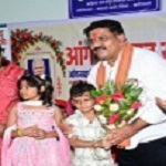 फूल लेकर आए नन्हे कदम, उप मुख्यमंत्री  श्री शर्मा ने बच्चों को गोद में उठाया, बच्चों की मासूमियत ने जीता दिल