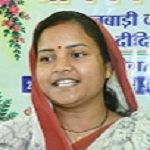 मंत्री श्रीमती लक्ष्मी राजवाड़े ने आंगनबाड़ी केंद्रों में बच्चों को कराया न्योता भोज, माताओं को भेंट किए मुनगा के पौधे
