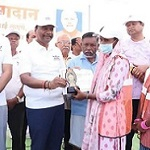 सेवा मेरा योगदान : वन मंत्री श्री केदार कश्यप ने बीजापुर के महादेव तालाब में श्रमदान कर दिया स्वच्छता का संदेश