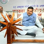 खादी और स्थानीय उत्पादों के अधिकाधिक उपयोग पर जोर : मंत्री श्री गजेन्द्र यादव