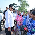 शिक्षा मंत्री श्री गजेन्द्र यादव स्कूल से घर लौट रहे स्कूली बच्चों के बीच पहुंचकर सहज संवाद में जानी पढ़ाई और स्कूल की जरूरतें