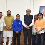 राज्यपाल श्री रमेन डेका से प्रदेश के उत्कृष्ट खिलाड़ियों ने की सौजन्य भेंट