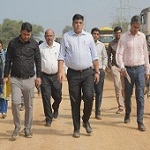 नागरिकों का आवागमन सुरक्षित और सुगम बनाने के लिए कलेक्टर ने किया सड़कों - पुलों का निरीक्षण