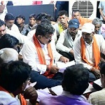 देवी पंडाल बने जनसमस्या निवारण के केंद्र, उप मुख्यमंत्री श्री विजय शर्मा ने मां दुर्गा के चरणों में बैठकर सुनीं ग्रामीणों की समस्याएं