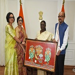 राष्ट्रपति श्रीमती द्रौपदी मुर्मु को राज्यपाल श्री रमेन डेका ने भेंट की पहाड़ी मैना  की प्रतिकृति
