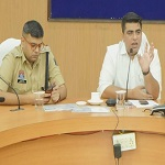 सामाजिक सौहार्द बनाए रखने संवेदनशीलता और सतर्कता के साथ कार्य करें अधिकारी : कलेक्टर श्री कुणाल दुदावत