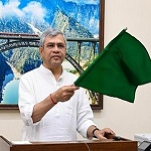 रेल मंत्री अश्विनी वैष्णव ने बेंगलुरु और मुंबई के बीच नई एक्सप्रेस रेलगाड़ी को हरी झंडी दिखाकर रवाना किया