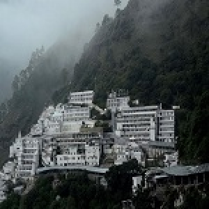 जम्मू-कश्मीर: खराब मौसम के कारण लगातार चौथे दिन स्थगित रही वैष्णो देवी यात्रा