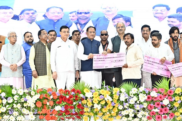 ढाई साल की उपलब्धियाँ- छत्तीसगढ़ का श्रमिक कल्याण के क्षेत्र में नई पहचान : श्री छगन लाल लोन्हारे