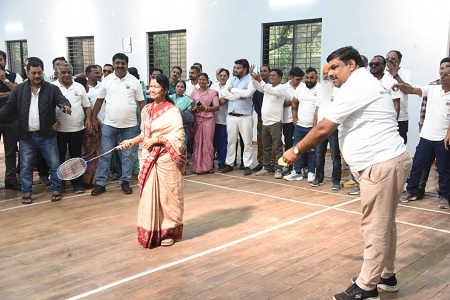 अत्याधुनिक इंडोर बैडमिंटन कोर्ट का किया शिक्षा मंत्री श्री यादव ने लोकार्पण