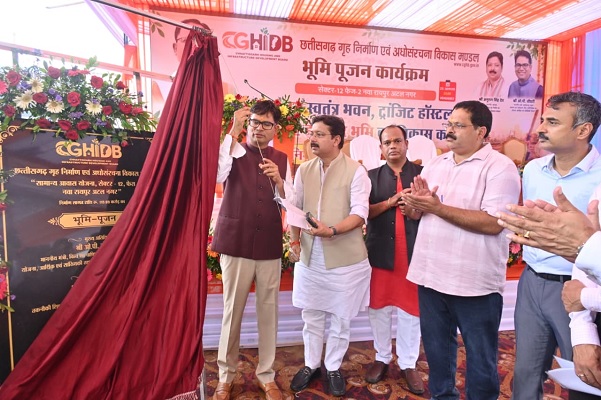 नवा रायपुर को देश की अग्रणी ग्रीनफील्ड सिटी के रूप में विकसित करने पर जोर : आवास एवं पर्यावरण मंत्री श्री ओ.पी. चौधरी