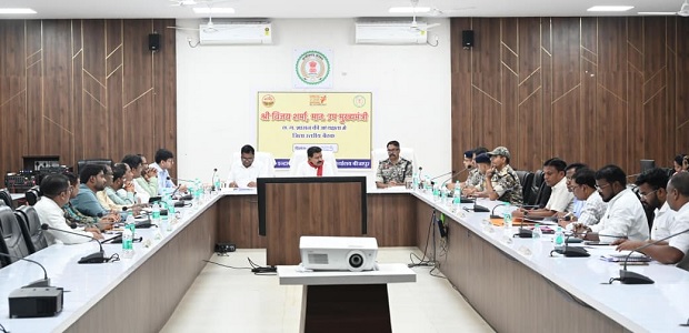 उपमुख्यमंत्री श्री विजय शर्मा ने बीजापुर में नक्सल उन्मूलन एवं अंदरूनी क्षेत्रों में विकास कार्यों की ली समीक्षा