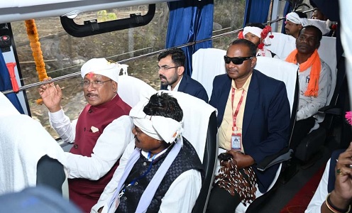 सुदूर वनांचलों को मिली कनेक्टिविटी , मुख्यमंत्री श्री साय ने किया कुरूसनार से बस में यात्रियों के साथ सफर