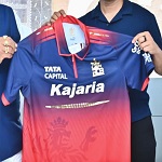 छत्तीसगढ़ में आईपीएल की तैयारी: मुख्यमंत्री श्री साय को आरसीबी का जर्सी भेंट