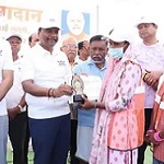 सेवा मेरा योगदान : वन मंत्री श्री केदार कश्यप ने बीजापुर के महादेव तालाब में श्रमदान कर दिया स्वच्छता का संदेश