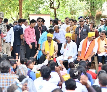 मुख्यमंत्री श्री साय ने बासिंग में लगाई चौपाल, सौगातों की बारिश से ग्रामीणों के चेहरे खिले