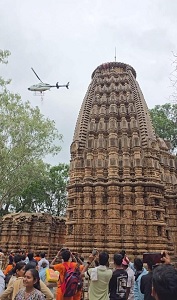 मुख्यमंत्री श्री विष्णुदेव साय ने हेलीकॉप्टर से पुष्पवर्षा कर भोरमदेव मंदिर में हजारों कांवड़ियों का किया भव्य स्वागत