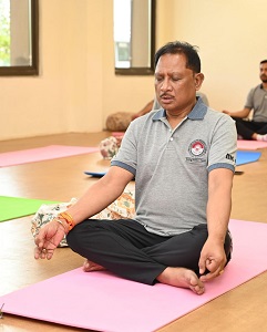 मुख्यमंत्री श्री विष्णु देव साय ने चिंतन शिविर 2.0 के दूसरे दिन योग से की दिन की शुरुआत