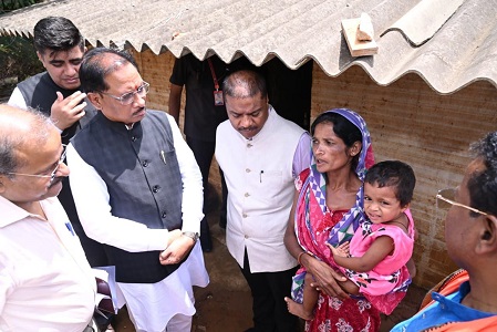 मुख्यमंत्री विष्णु देव साय ने बाढ़ प्रभावितों का हाल जानने सीधे पहुँचे उनके बीच 