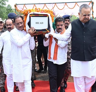 मुख्यमंत्री ने शहीद एएसपी श्री गिरपुंजे के पार्थिव शरीर को कंधा देकर दी अंतिम विदाई