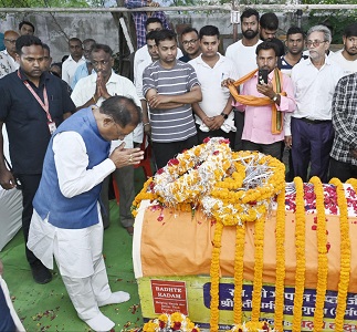 मुख्यमंत्री श्री साय ने शहीद एएसपी श्री आकाश राव गिरपुंजे के निवास पहुंचकर दी श्रद्धांजलि
