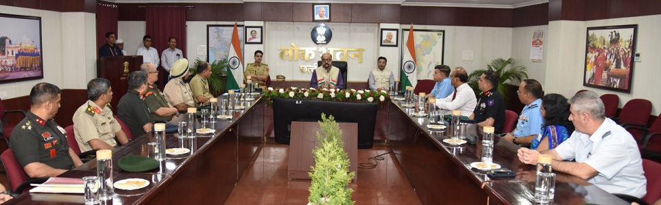 राज्यपाल श्री रमेन डेका से रक्षा महाविद्यालय नई दिल्ली के अध्ययन दल ने की सौजन्य भेंट