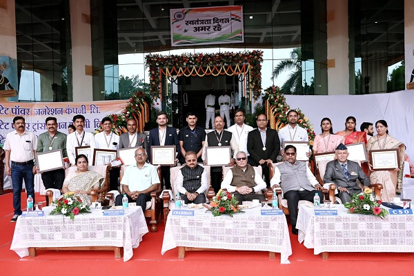 चेयरमेन सुबोध कुमार सिंह ने आंधी-बारिश में बिजली बहाल करने वाले कर्मियों को किया पुरस्कृत