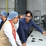 उपमुख्यमंत्री एवं वन मंत्री ने पशुपालकों एवं बिहान दीदियों के साथ किया आधुनिक डेयरियों का भ्रमण