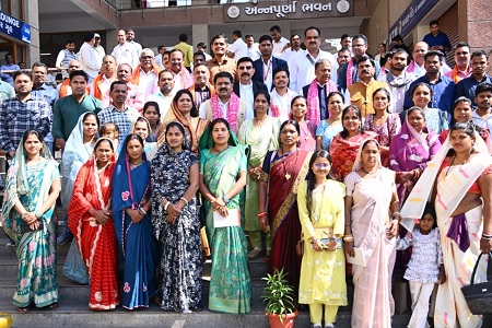 उपमुख्यमंत्री एवं वन मंत्री ने पशुपालकों एवं बिहान दीदियों के साथ किया आधुनिक डेयरियों का भ्रमण