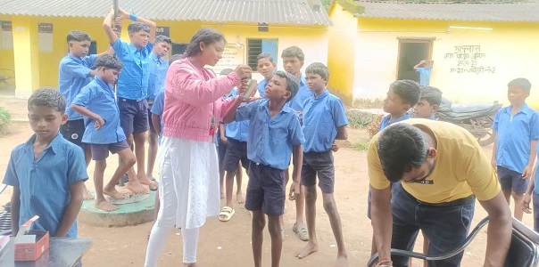 दंतेवाड़ा जिला स्वास्थ्य टीम द्वारा घर-घर जाकर की जा रही है मलेरिया की जांच