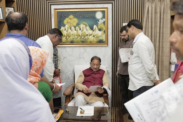 मुख्यमंत्री श्री विष्णुदेव साय ने बगिया में जनदर्शन कर सुनी आमजनों की समस्याएं