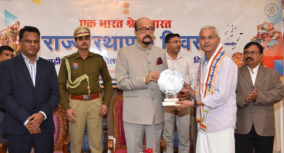 राज्यों की विविधताओं को राष्ट्रीय एकता एक सूत्र में पिरोती है - राज्यपाल श्री डेका