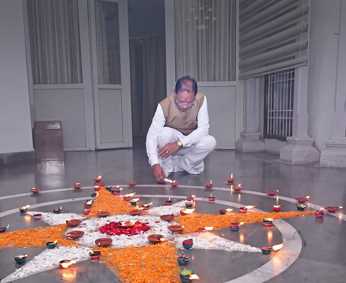 प्रधानमंत्री श्री नरेंद्र मोदी के जन्मदिवस पर मुख्यमंत्री श्री विष्णु देव साय ने अपने निवास पर जलाया ‘आशीर्वाद का दीया’