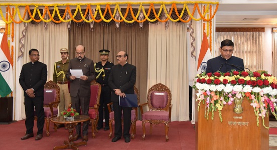 राज्यपाल ने श्री जैन को मुख्य सूचना आयुक्त एवं श्री अग्रवाल और श्री मिश्रा को राज्य सूचना आयुक्त पद की शपथ दिलाई