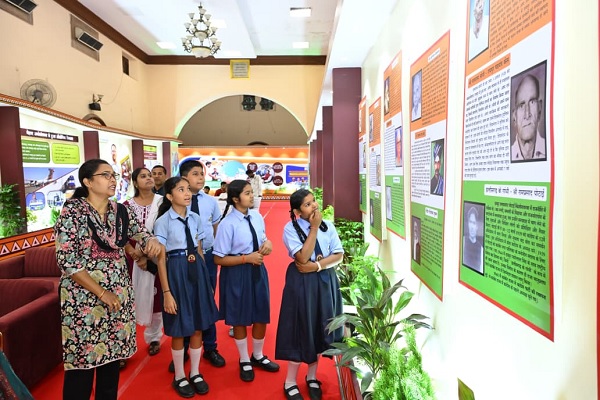 विद्यार्थियों ने देखी स्वतंत्रता संग्राम सेनानियों और ‘वंदे मातरम्’ पर आधारित छायाचित्र प्रदर्शनी