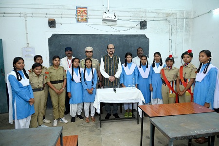 राज्यपाल श्री डेका ने शासकीय हायर सेकेंडरी स्कूल गोडबहल के विद्यार्थियों को दिए सफलता के मंत्र