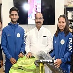 उप मुख्यमंत्री श्री साव ने नेशनल सेंटर ऑफ एक्सीलेंस में परफॉर्मेंस असेसमेंट के लिए चयनित खिलाड़ियों को दिए हॉकी किट