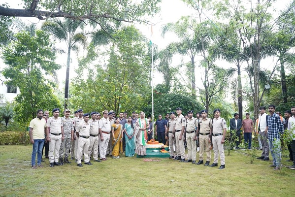 स्वतंत्रता दिवस के अवसर पर मुख्यमंत्री की धर्मपत्नी श्रीमती कौशल्या साय ने मुख्यमंत्री निवास बगिया में फहराया गया तिरंगा