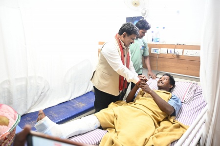 उपमुख्यमंत्री श्री विजय शर्मा ने आईईडी ब्लास्ट में घायल जवानों से अस्पताल में की मुलाकात