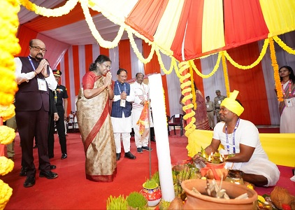 जनजातीय गौरव दिवस समारोह : राष्ट्रपति ने जनजातीय संस्कृति व शिल्प स्टॉलों का अवलोकन किया